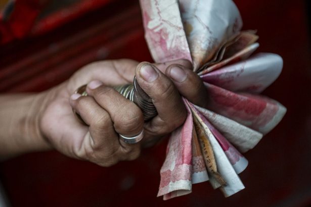 el-peso-filipino-cae-a-un-nuevo-minimo-historico-por-la-vision-de-las-tasas-y-las-salidas