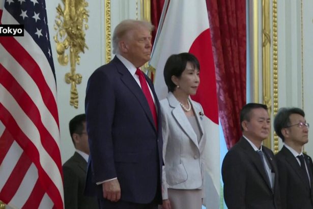 takaichi-de-japon-saluda-a-trump-en-la-ceremonia-de-bienvenida-en-tokio