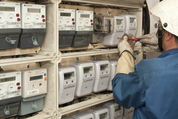 la-justicia-frena-a-las-electricas:-no-pueden-cobrar-una-refactura-por-manipular-el-contador-de-la-luz-sin-pruebas-del-fraude