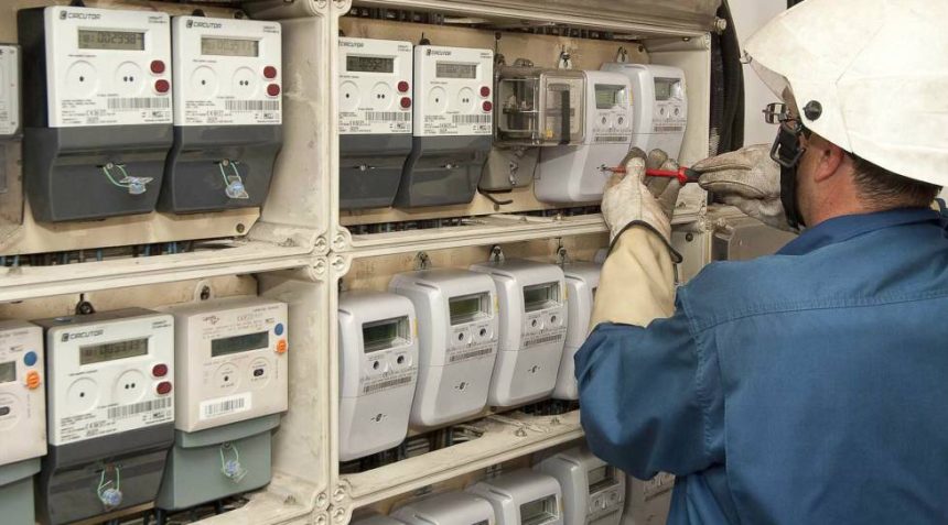 la-justicia-frena-a-las-electricas:-no-pueden-cobrar-una-refactura-por-manipular-el-contador-de-la-luz-sin-pruebas-del-fraude