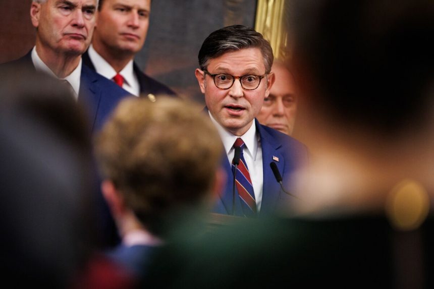 el-presidente-del-partido-republicano,-johnson,-echa-agua-fria-sobre-los-discursos-de-trump-sobre-la-candidatura-de-2028