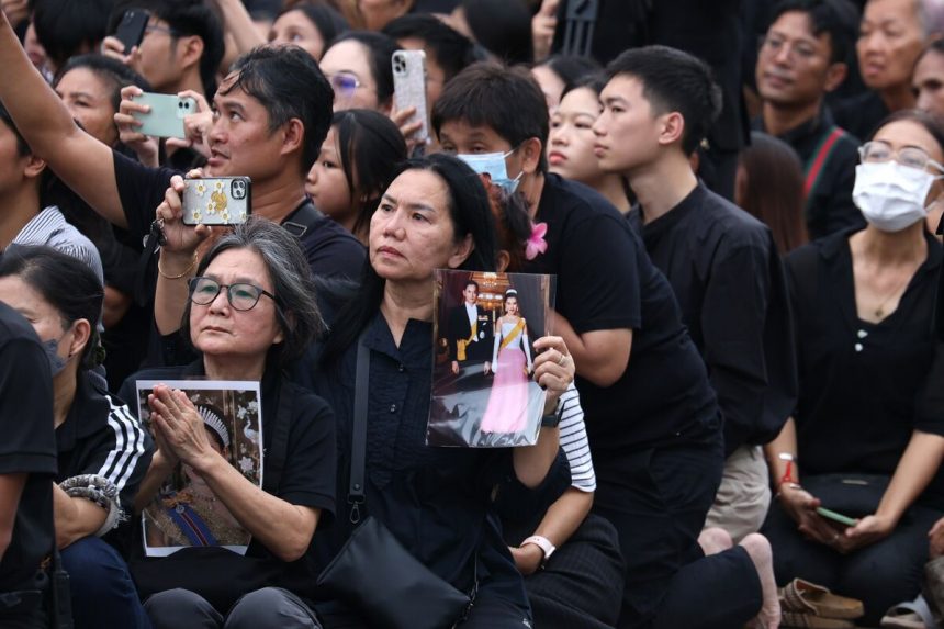 tailandeses-de-luto-por-la-difunta-reina-madre-spark-run-vestida-de-negro