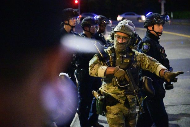 el-poder-de-trump-para-desplegar-tropas-en-las-ciudades-se-enfrenta-a-la-primera-prueba