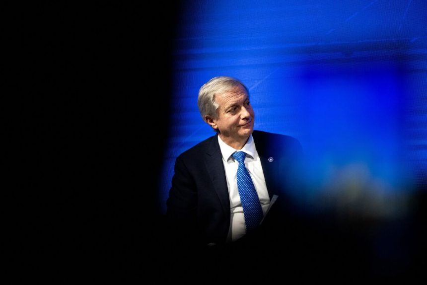 kast,-favorito-presidencial-de-chile,-quiere-superar-a-donald-trump-en-autodeportaciones