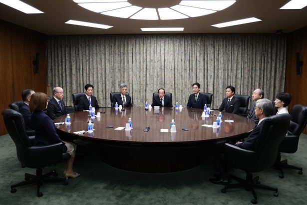 el-banco-de-japon-se-mantiene-firme-ante-dos-bancos-que-se-resisten