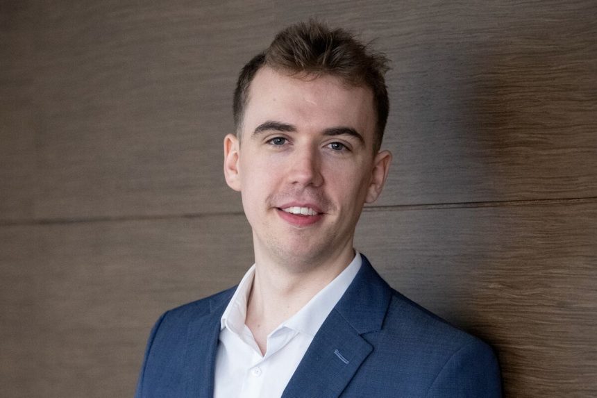 el-unico-bajista-de-fiserv-es-un-analista-de-26-anos-que-vencio-a-wall-street