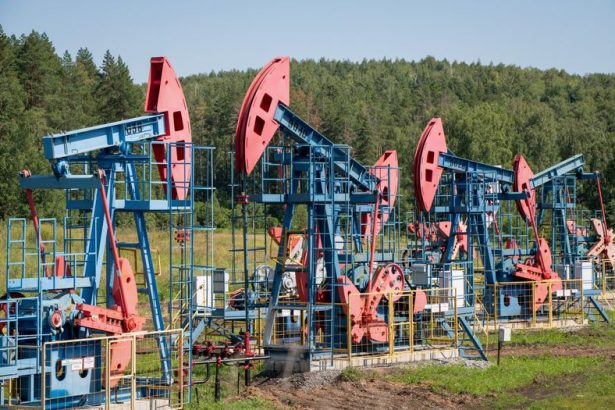 el-petroleo-se-encamina-a-su-tercer-descenso-mensual-debido-a-la-fortaleza-del-dolar-y-la-amplia-oferta