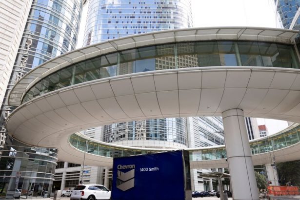 chevron-supera-las-estimaciones-de-ganancias-del-tercer-trimestre-con-una-produccion-record-tras-el-acuerdo-con-hess