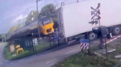 ver:-tren-choca-contra-camion-en-paso-a-nivel-holandes