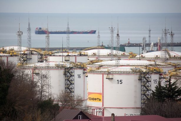 petrolero-ruso-incendiado-en-ataque-con-drones-en-puerto-del-mar-negro