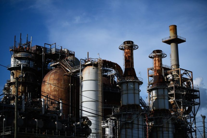 el-petroleo-sube-despues-de-que-la-opep+-dijera-que-detendra-los-aumentos-de-produccion-el-proximo-ano