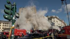 ver:-momento-en-que-una-torre-medieval-se-derrumba-parcialmente-en-roma