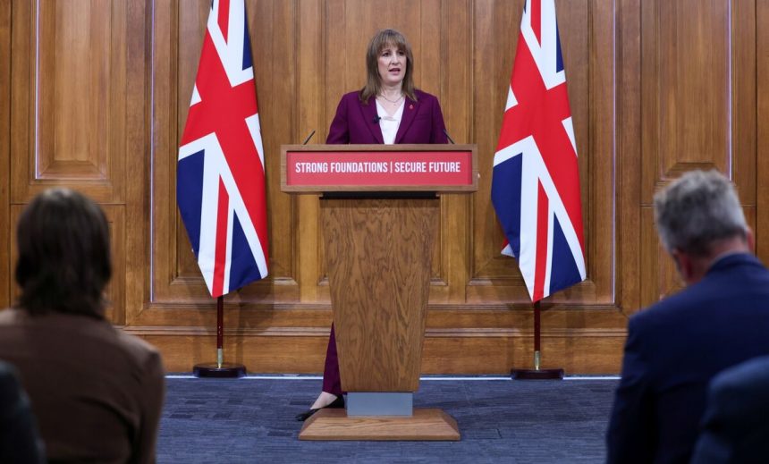 la-libra-cae,-los-bonos-britanicos-ganan-mientras-el-canciller-habla-antes-del-presupuesto-del-reino-unido