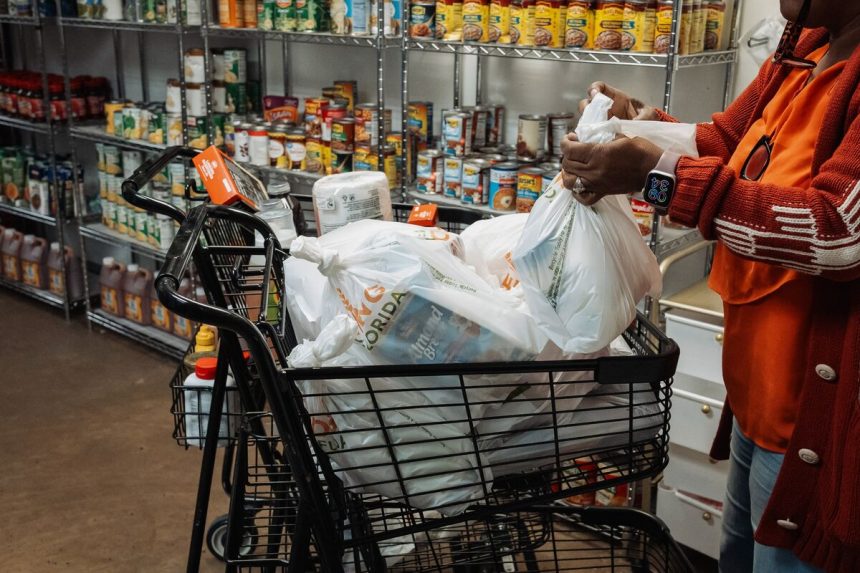 funcionarios-de-trump-acusados-​​de-desobedecer-a-la-corte-en-la-lucha-por-la-ayuda-alimentaria