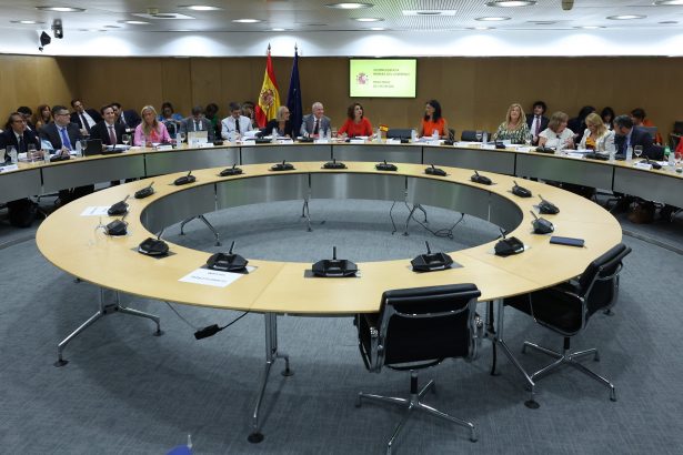 la-airef-calcula-que-la-quita-de-la-deuda-ahorrara-15.600-millones-en-intereses-a-las-comunidades-hasta-2030