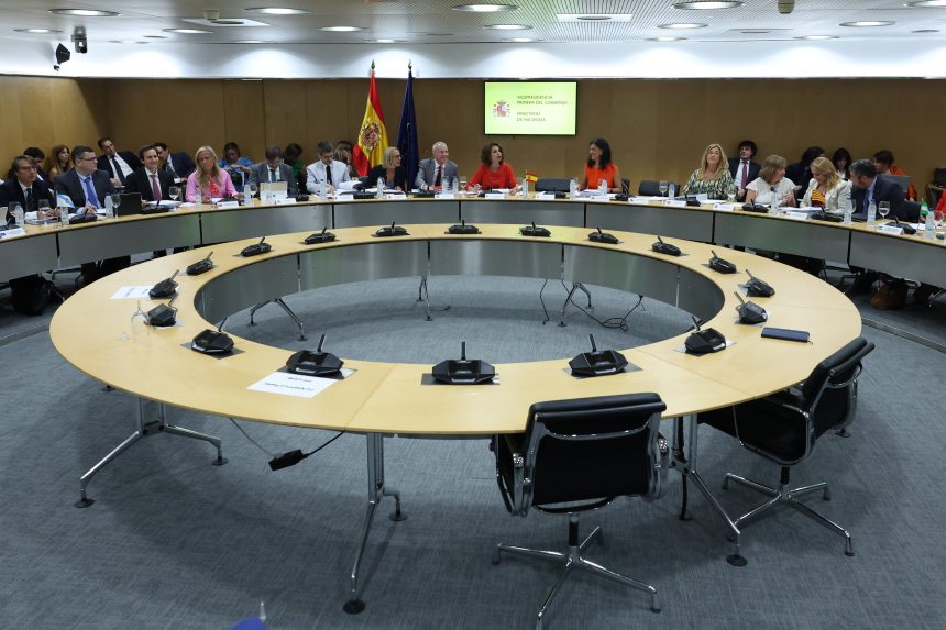 la-airef-calcula-que-la-quita-de-la-deuda-ahorrara-15.600-millones-en-intereses-a-las-comunidades-hasta-2030