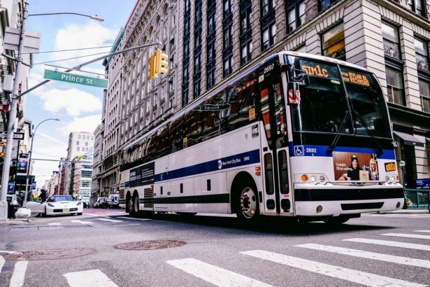 los-autobuses-gratuitos-de-mamdani-en-nueva-york-se-complican-por-la-promesa-de-pago-de-bonos