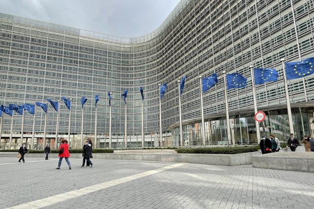 caixabank-research-alerta-de-que-la-deuda-de-la-ue-llegara-100%-del-pib-en-2035-si-no-hay-ajustes