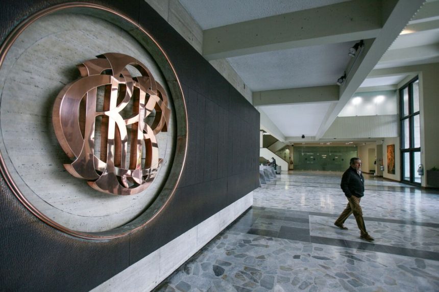 el-banco-central-de-peru-vuelve-a-comprar-dolares-despues-de-que-el-sol-subiera-un-11%